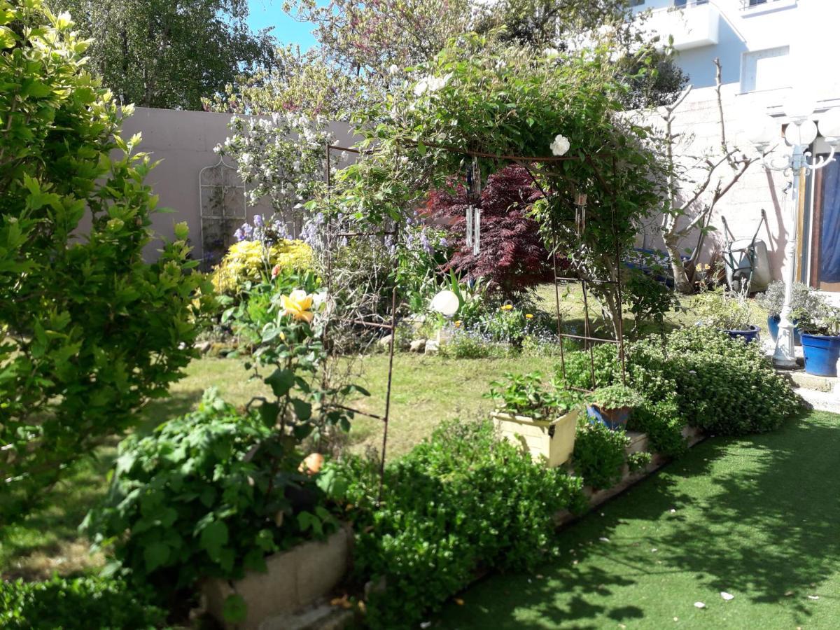 Le Jardin Fleuri Panzió Saint-Nazaire  Kültér fotó